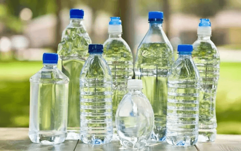 Uống nước quá hạn sử dụng có hại gì không?