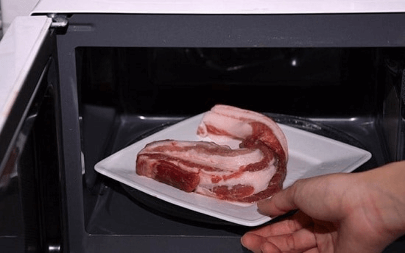 Cách cắt thịt đông lạnh nhanh bằng lò vi sóng 