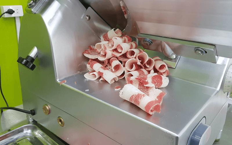Cách cắt thịt bò đông lạnh trực tiếp bằng máy cắt 